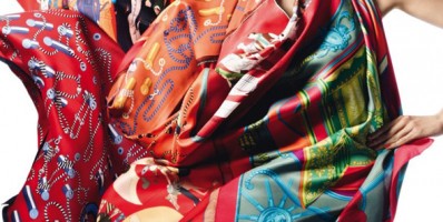 Carrés Hermès été 2013, foulards avec Karlie Kloss